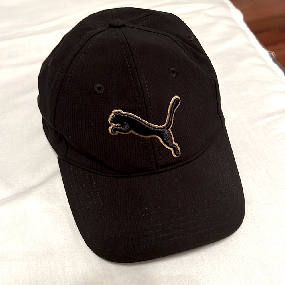 Puma Women’s Baseball Cap in Black and Gold - Excellent Condition